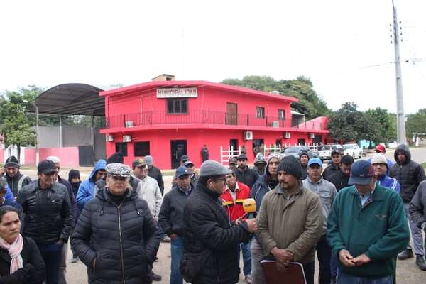 Pescadores exigen al intendente el pago de la licencia de pesca - Nacionales - ABC Color