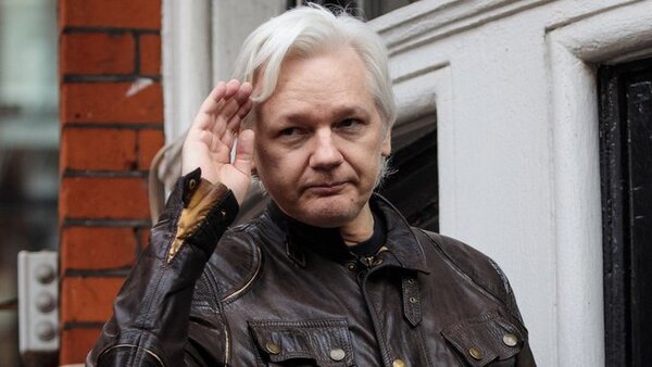 Un avión con Julian Assange a bordo aterriza en Bangkok