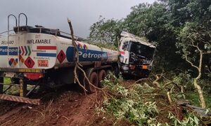 Velocidad y pista mojada casi provoca impacto entre camiones en Yguazú – Diario TNPRESS