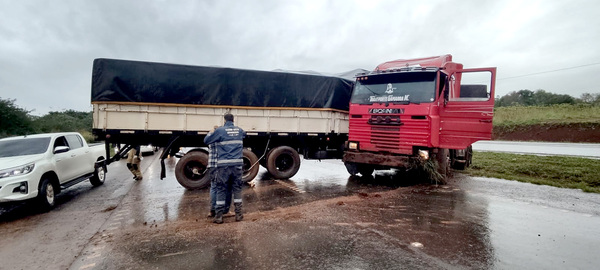 Pista mojada y alta velocidad provoca doble accidente de camiones en Yguazú - La Clave