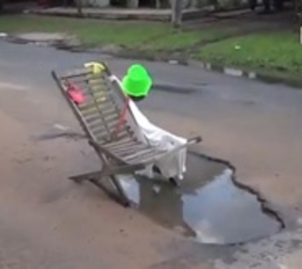 Espantapájaros alerta sobre la presencia de un bache en Luque - Paraguay.com