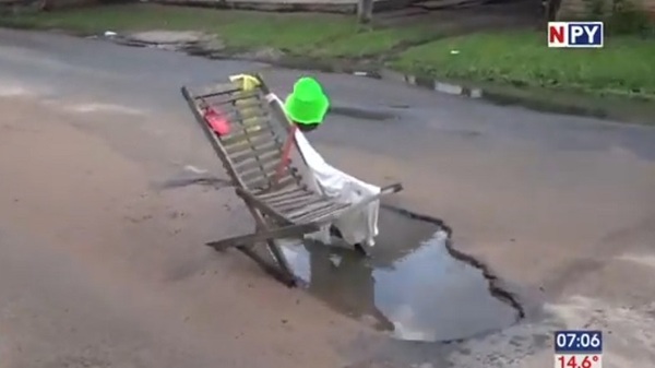 Espantapájaros alerta sobre la presencia de un bache en Luque - Noticias Paraguay