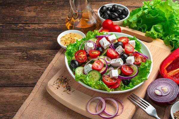 Almuerzo perfecto: ensalada griega liviana y sabrosa - Gastronomía - ABC Color