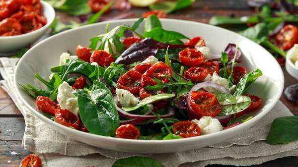 Mix de verdes con emulsión de cítricos: una ensalada para paladares exigentes - Gastronomía - ABC Color