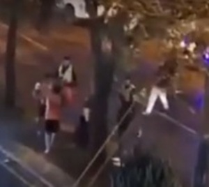 Batalla campal en Encarnación por culpa de que tardó el lomito - Paraguay.com