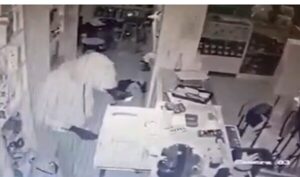 Ladrones pelaron local del mercado 4 y se llevaron varios celulares