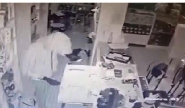 Ladrones pelaron local del mercado 4 y se llevaron varios celulares