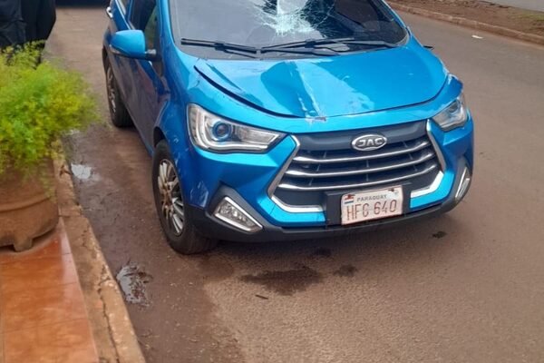 Vehículo vuelca tras rozar rodado estacionado