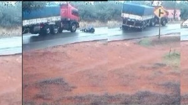 ¡Impresionante! Motociclista se salvó de milagro