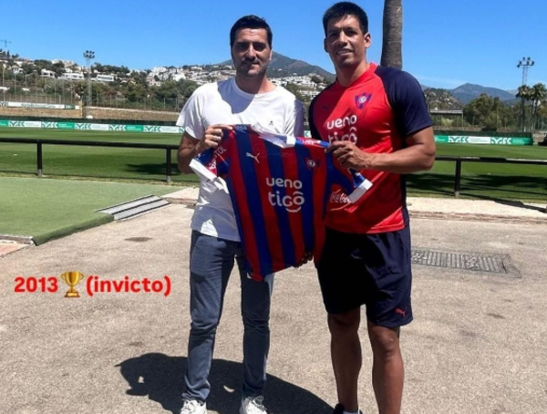 La sorpresiva visita de Dani Güiza al plantel de Cerro Porteño en España