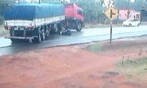[VIDEO] Decir que se salvó de milagro, es poco: camión le pasó por arriba y su moto salió peor que él