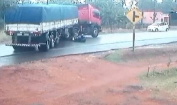 [VIDEO] Decir que se salvó de milagro, es poco: camión le pasó por arriba y su moto salió peor que él