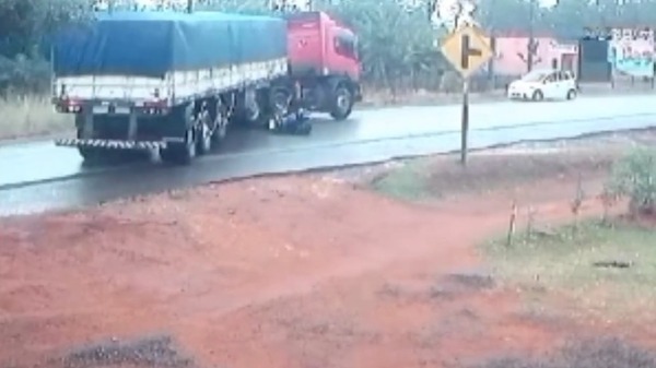 Impactante video: cayó de su moto, fue arrollado por un camión y sobrevivió - trece