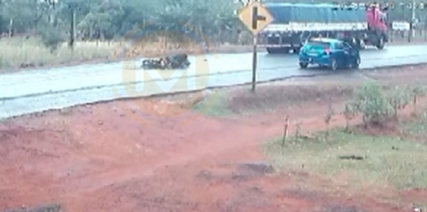 (VIDEO)Por un pelito: Motoca se salvó de ser arrollado por un camión guasú