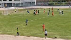 Definitivamente, el que fue al VAR no fue el árbitro: atendé el gol en contra que se metió el arquero