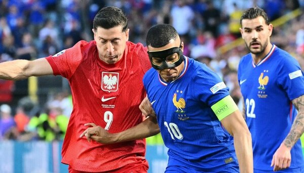 Versus / Mbappé y Lewandowski empatan a penales, Francia avanza a octavos como segunda