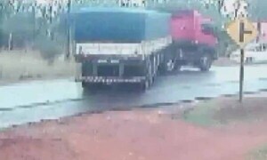 Motociclista cae al asfalto y se salva de ser arrollado por un camión en San Pedro – Prensa 5