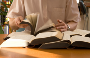 “El origen del aprendizaje es el libro”, señala intelectual - Portal Digital Cáritas Universidad Católica