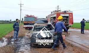 Vehículo es consumido tras incendio por desperfecto eléctrico
