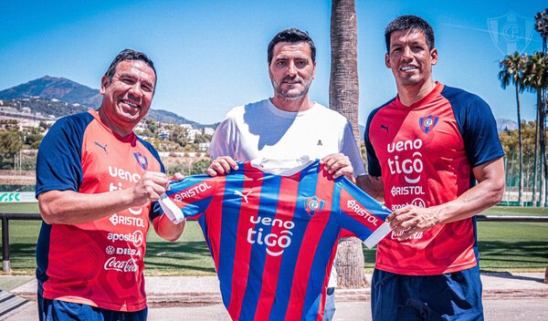 Versus / El "Gitano" Güiza visitó al plantel de Cerro en España