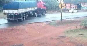 La Nación / Un hombre cayó de su moto sobre la ruta, le pasó encima un camión y vivió para contarlo