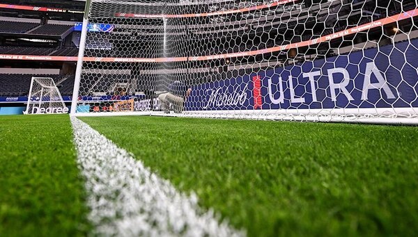 Versus / Suman cada vez más las críticas por el estado de las canchas en la Copa América