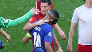 Lewandowski atormenta a Mbappé
