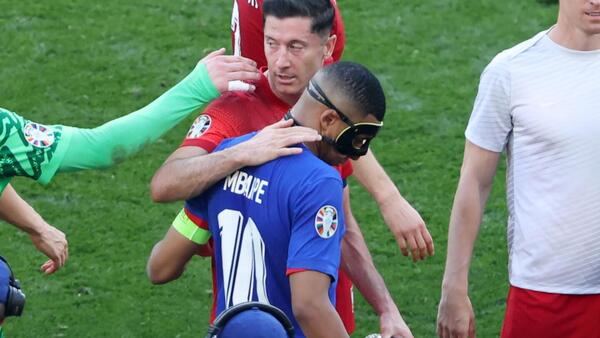 Lewandowski atormenta a Mbappé