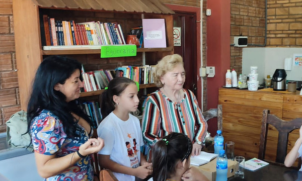 ¡Una quijotada! Supermercado Melissa destina un rincón de su patio de comidas para promover la lectura - OviedoPress