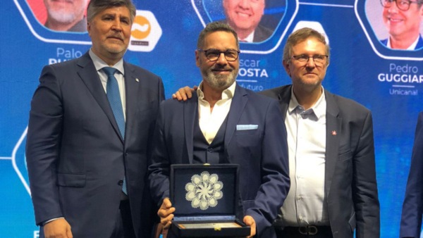 Pedro Guggiari fue galardonado con la "Flama de la Libertad" por su gran labor periodística - Unicanal