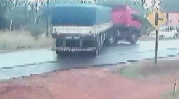 Motociclista escapa de tragedia en ruta de San Pedro