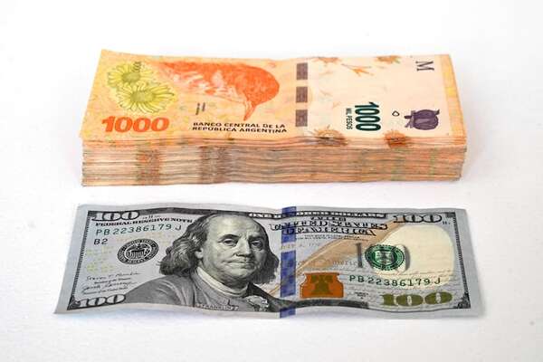 El precio del dólar alcanza nuevo récord en la plaza informal de Argentina - Mundo - ABC Color