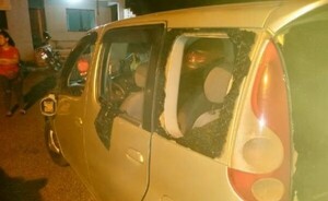Ordenan detención de hombre por golpear a su esposa y dañar su auto