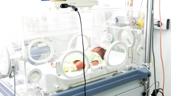Madre apela a solidaridad de la gente para salvar a su hija prematura - trece