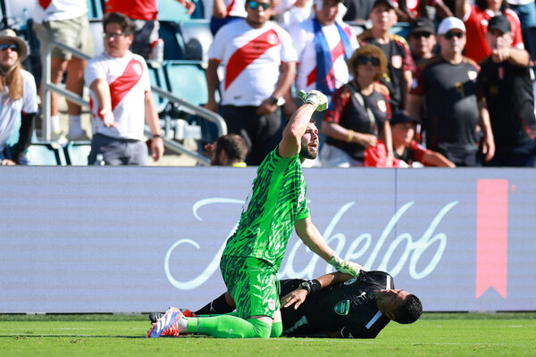 Versus / Un juez de línea se desmaya por el excesivo calor en Perú-Canadá por Copa América
