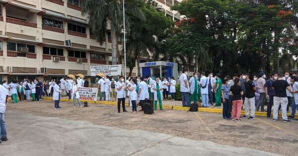 La Nación / Médicos del IPS reclaman dignificación salarial y no descartan recurrir a la huelga