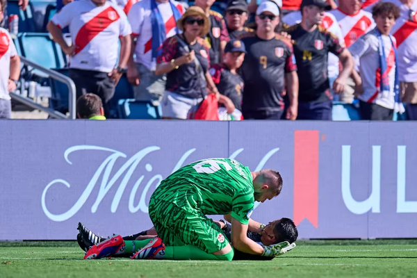 Susto en la Copa América: juez de línea se desmayó por intenso calor durante Perú vs Canadá - Megacadena - Diario Digital