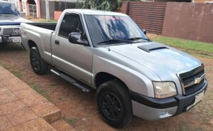 Hurtan camioneta de la vereda de la avenida San Blas
