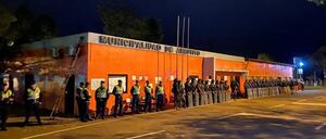 Desalojan pacíficamente a manifestantes apostados frente a la Municipalidad de Arroyito - Nacionales - ABC Color
