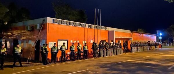 Desalojan pacíficamente a manifestantes apostados frente a la Municipalidad de Arroyito - Nacionales - ABC Color