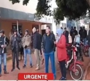 Caldeada manifestación por supuesta corrupción en comuna de Arroyito - Paraguay.com
