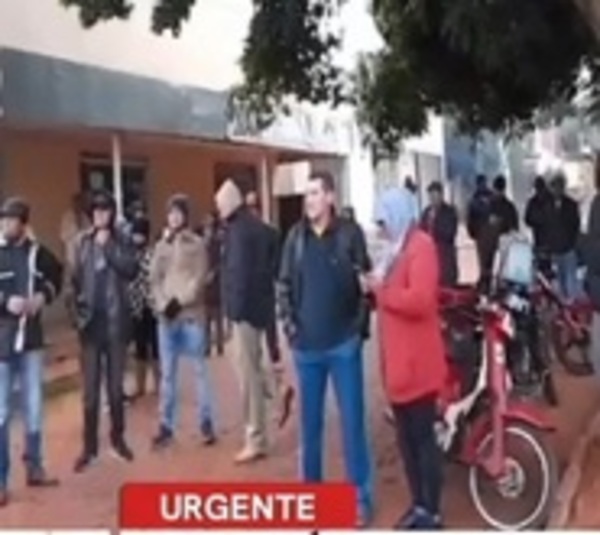 Caldeada manifestación por supuesta corrupción en comuna de Arroyito - Paraguay.com