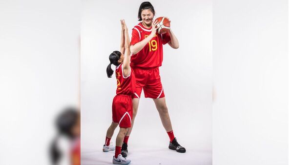 La impactante jugadora china de 2m30 y 17 años