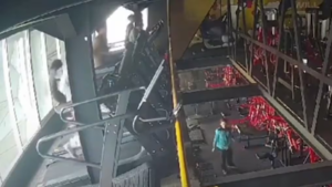 Mujer muere tras caer del tercer piso del gimnasio mientras usaba la caminadora