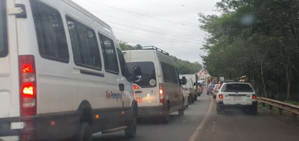 Exobreros se manifiestan en el acceso a Itaipú para exigir millonario pago - ABC en el Este - ABC Color