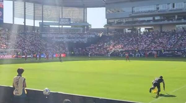 [VIDEO] ¡Chiplé! Así cayó un árbitro en pleno partido de Copa América