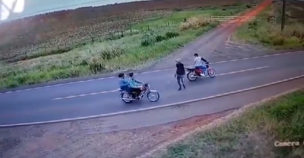 Detienen a dos jóvenes tras robo de motocicleta en San Pedro - trece
