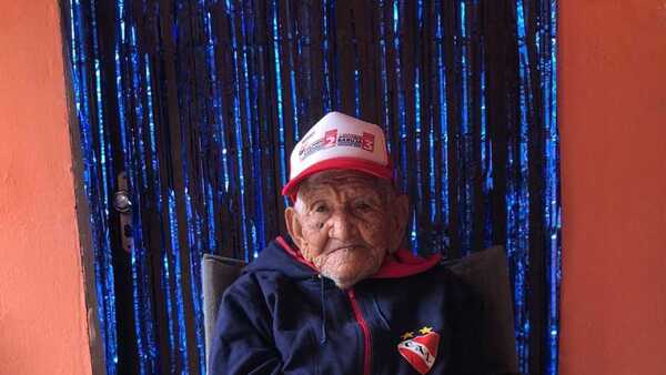 Abuelo cumple 100 años y preparan feroz farra
