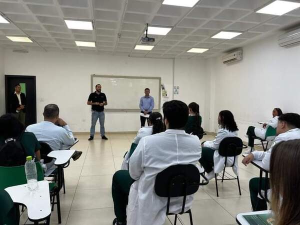 Casi la mitad de los estudiantes brasileños está en situación migratoria irregular - La Clave