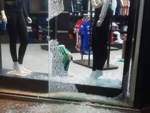 Hasta parece que roban por “deporte”: rompieron el blindex de la entrada y pelaron negocio